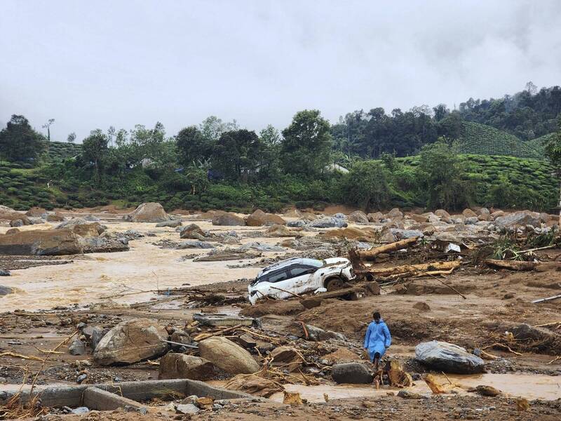 印度喀拉拉邦29日發生暴雨，30日凌晨發生土石流，造成至少106人死亡，而死者當時大多數都在熟睡中。（美聯社）