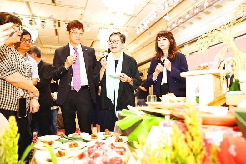 
Taiwan Visitors Association chairwoman Chien Yu-yen, right, association honorary chairwoman Yeh Chu-lan, second right, and Tourism Administration Deputy Director-General Trust Lin, third right, sample food at a news conference in Taipei on Tuesday.
Photo: CNA