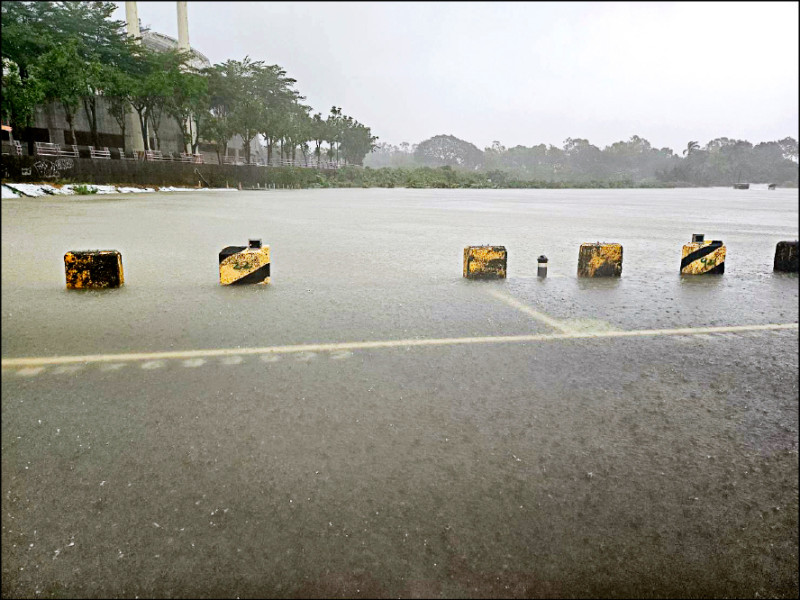 米颱風挾帶豪大雨，小貝湖滿水位，還溢出至忠誠路上。（森林城市協會提供）