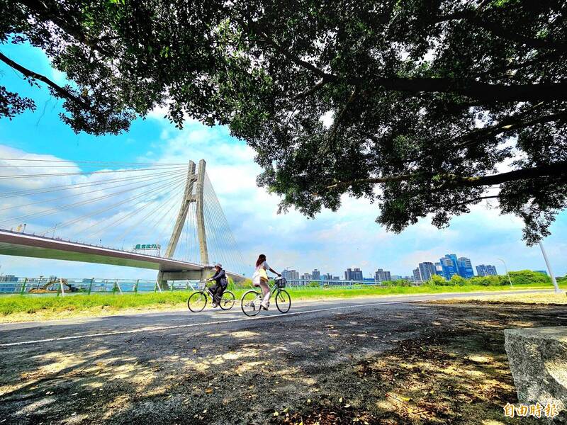 新北市河濱公園自行車道風景優美，夏日御風而行十分暢快。（記者翁聿煌攝）