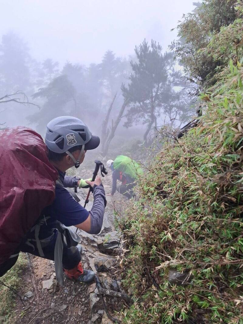 凱米颱風災後山區登山路逕柔腸寸斷，搜救隊員冒險挺進。（高市消防局提供）