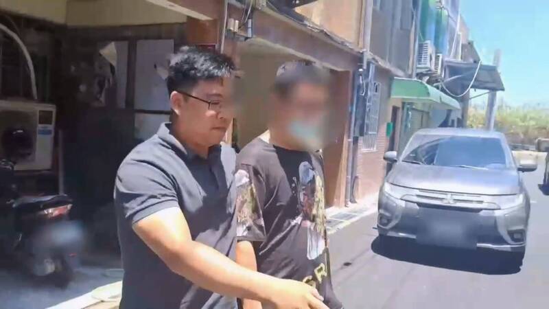 警方至桃園逮捕許男。（記者徐聖倫翻攝）