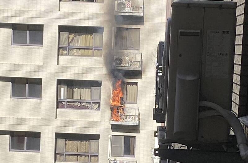 冷氣室外機燒起來！ 大樓外牆冒熊熊火焰