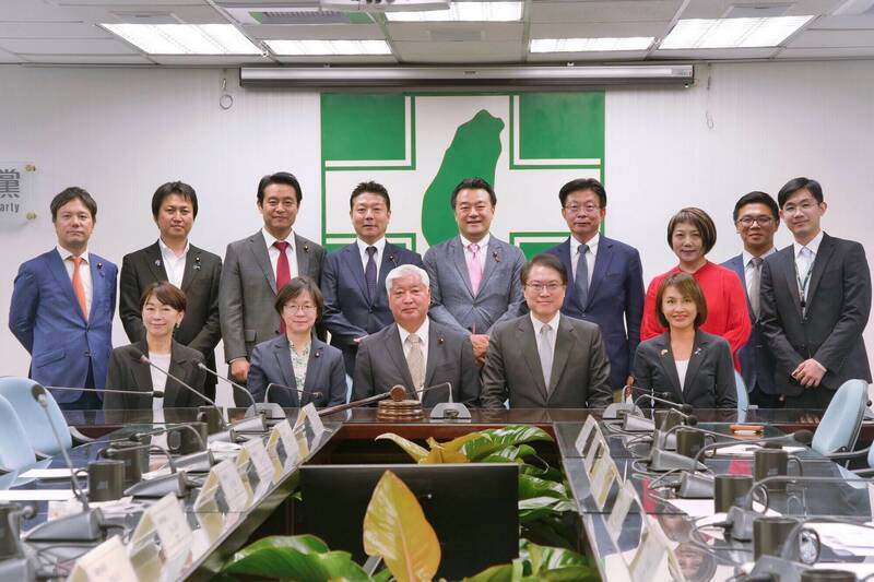 日本眾議員、前防衛大臣中谷元率跨黨派國會議員團拜會民進黨中央黨部，與黨秘書長林右昌及多位黨籍立委交流。（民進黨提供）