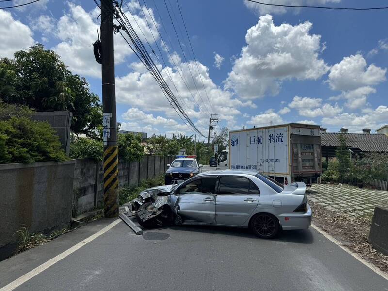 轎車自撞電線桿後打橫，整條道路受阻交通中斷，員警趕抵卻發現駕駛不見了。 （警方提供）