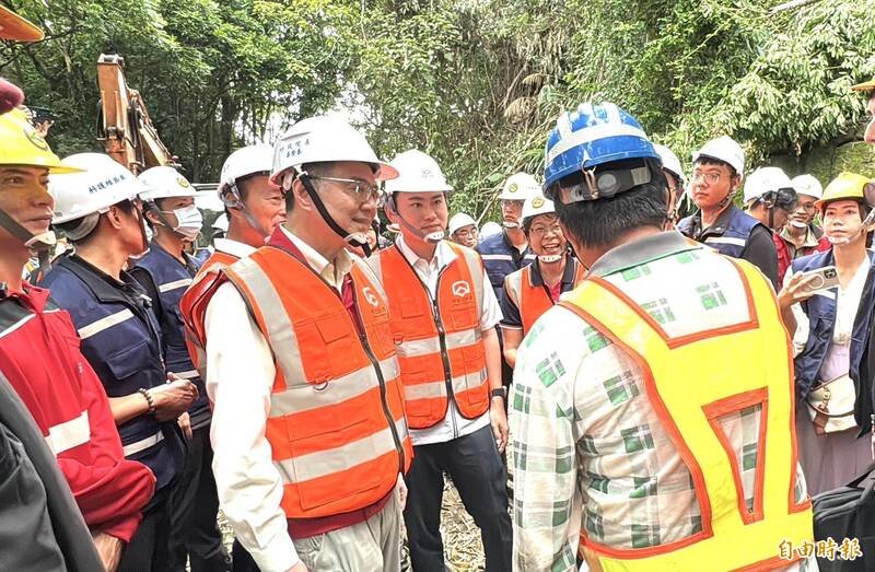 行政院長卓榮泰傍晚搭乘小火車到林鐵19.5公里坍方處勘查。(記者蔡宗勳攝) 行政院長卓榮泰傍晚搭乘小火車到林鐵19.5公里坍方處勘查。(記者蔡宗勳攝)