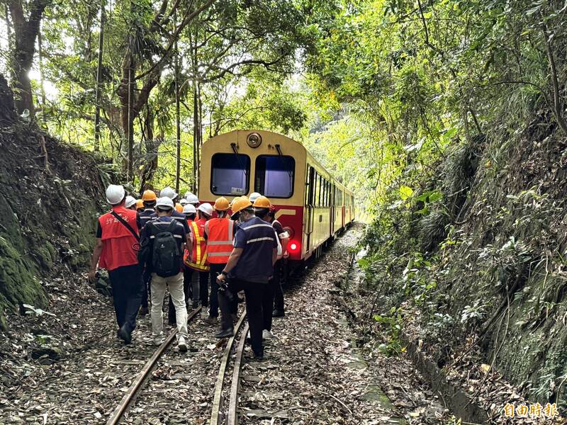 行政院長卓榮泰等人搭乘小火車勘查災害。(記者蔡宗勳攝) 行政院長卓榮泰等人搭乘小火車勘查災害。(記者蔡宗勳攝)
