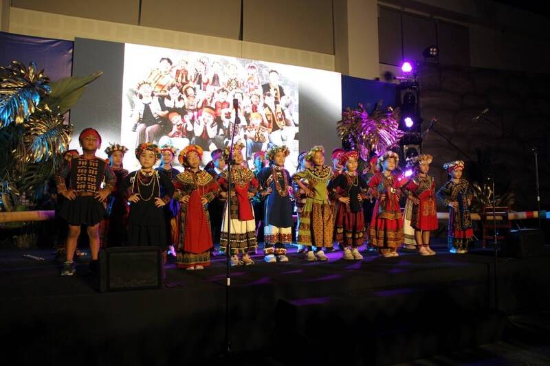 佳義國小附設幼兒園演出,搏得滿堂采。(屏縣府提供) 佳義國小附設幼兒園演出,搏得滿堂采。(屏縣府提供)