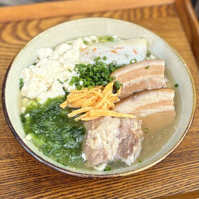 沖繩縣那霸市一間名為「沖縄そば ススリバ」蕎麥麵店，日前店內的自助點餐機遭一名男奧客以小便襲擊。（圖擷取自@susuriba_ 社群平台「X」）