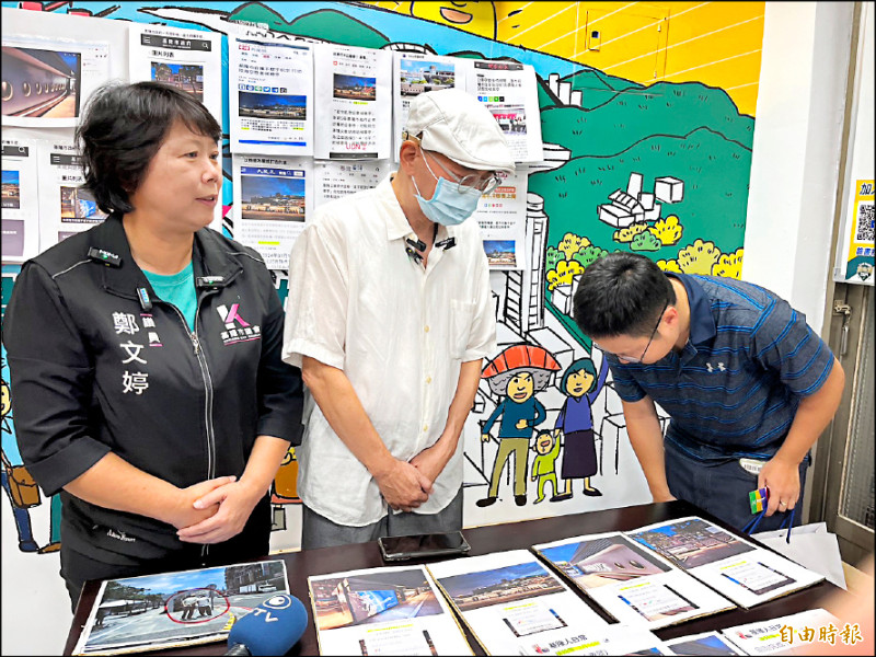 基隆市府新聞科長劉禹辰(右)向攝影師陳錡暉(中)道歉。(記者盧賢秀攝) 基隆市府新聞科長劉禹辰(右)向攝影師陳錡暉(中)道歉。(記者盧賢秀攝)