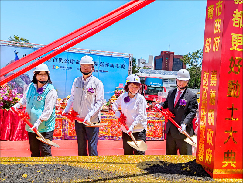 嘉義市民族國小西側公辦都更案昨日動土。(記者王善嬿攝) 嘉義市民族國小西側公辦都更案昨日動土。(記者王善嬿攝)