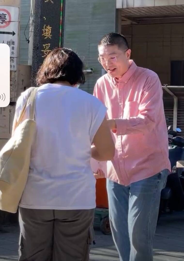 基隆市長謝國樑今天到七堵百福車站周邊直播問安。(擷取謝國樑臉書) 基隆市長謝國樑今天到七堵百福車站周邊直播問安。(擷取謝國樑臉書)