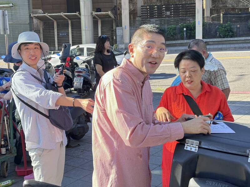基隆市長謝國樑今天到七堵百福火車站旁直播問安。(民眾提供) 基隆市長謝國樑今天到七堵百福火車站旁直播問安。(民眾提供)