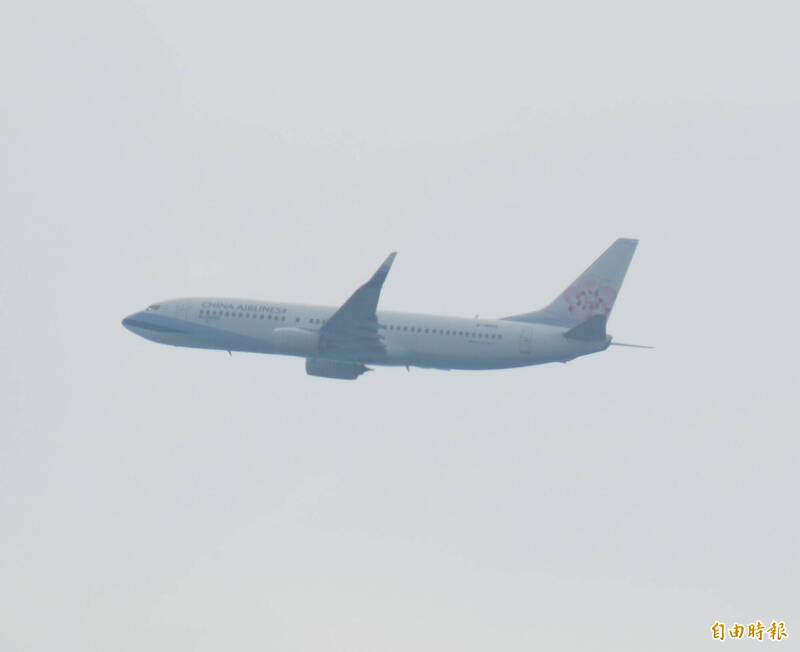 華信航空今日澎湖飛台北班機,因空調顯示異常,延誤50分鐘起飛。(記者劉禹慶攝) 華信航空今日澎湖飛台北班機,因空調顯示異常,延誤50分鐘起飛。(記者劉禹慶攝)