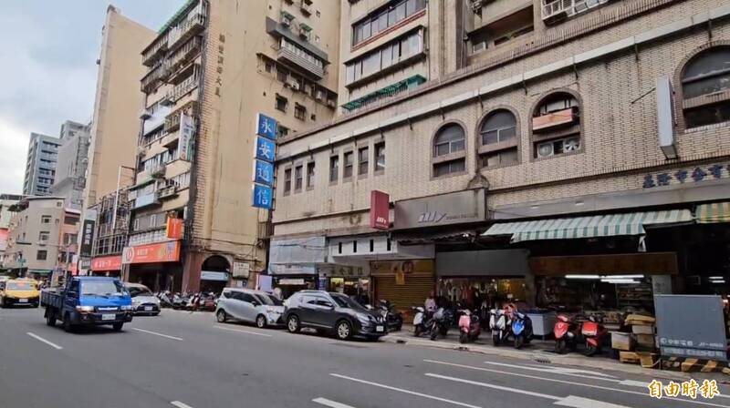 國民黨主席朱立倫明天到仁愛市場挺謝國樑,集合聯訪地點正好在議長童子瑋家旁,被認為有挑釁意味引起爭議。(記者盧賢秀攝) 國民黨主席朱立倫明天到仁愛市場挺謝國樑,集合聯訪地點正好在議長童子瑋家旁,被認為有挑釁意味引起爭議。(記者盧賢秀攝)