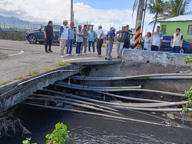 枋寮大庄及番仔崙區的養殖戶大多自行架設越堤管線至外海抽取海水養殖。(徐富癸辦公室提供) 枋寮大庄及番仔崙區的養殖戶大多自行架設越堤管線至外海抽取海水養殖。(徐富癸辦公室提供)