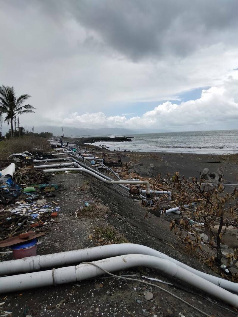 枋寮大庄及番仔崙區的養殖戶大多自行架設越堤管線至外海抽取海水養殖。(徐富癸辦公室提供) 枋寮大庄及番仔崙區的養殖戶大多自行架設越堤管線至外海抽取海水養殖。(徐富癸辦公室提供)