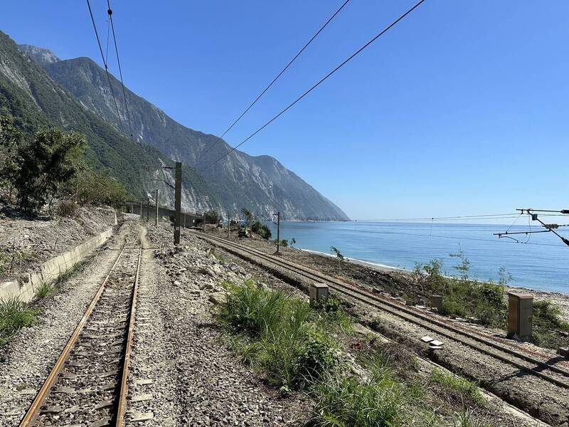 因風災災損的台鐵北迴線、縱貫線路段，今天恢復通車。（台鐵公司提供）