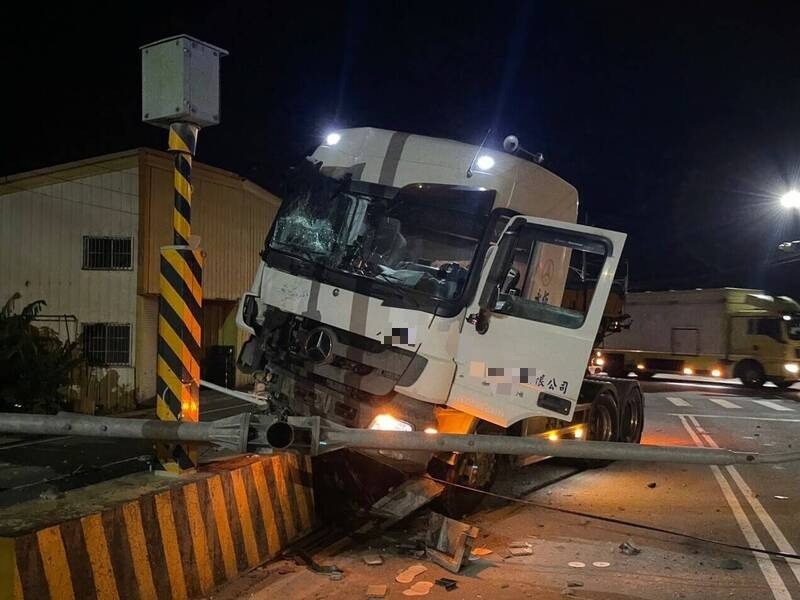 曳引車衝撞中央分隔島，固定式測速桿差點遭殃。（警方提供）