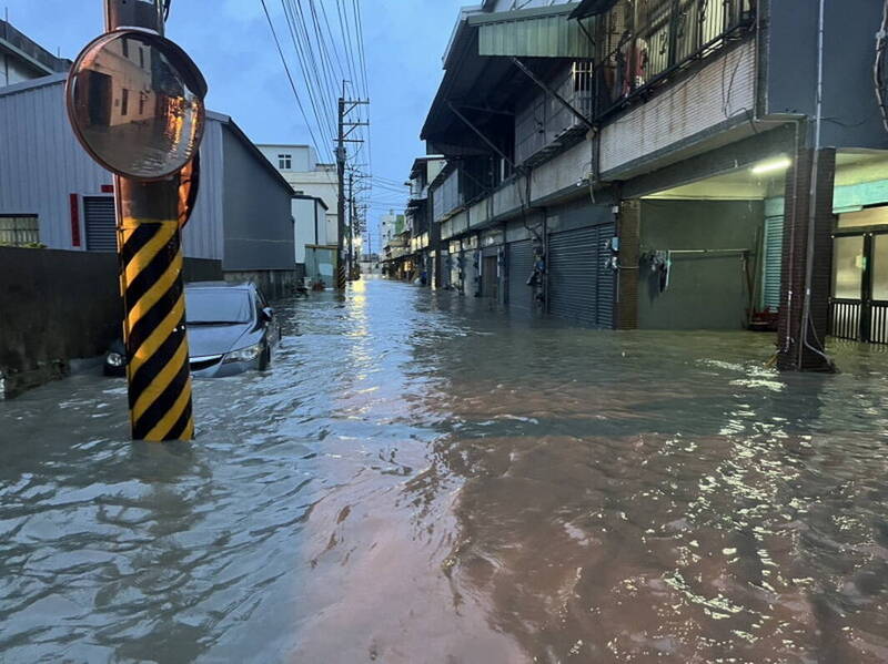 彰化縣政府提供泡水車輛現金慰助，慰助標準汽車每輛最高2萬元、機車每輛最高2千元，依實際受損情況補助。（圖民眾提供）