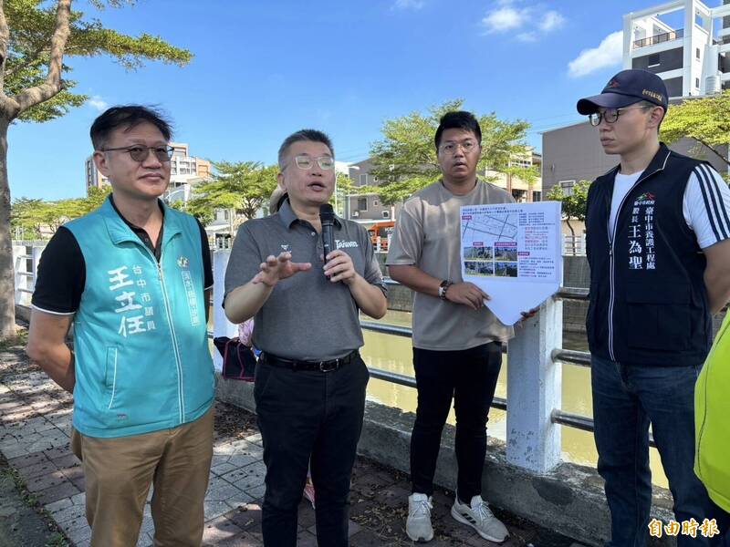 立委蔡其昌（左二）邀集相關單位會勘，爭取中央核定補助梧棲大排南岸人行步道改善。（記者張軒哲攝）