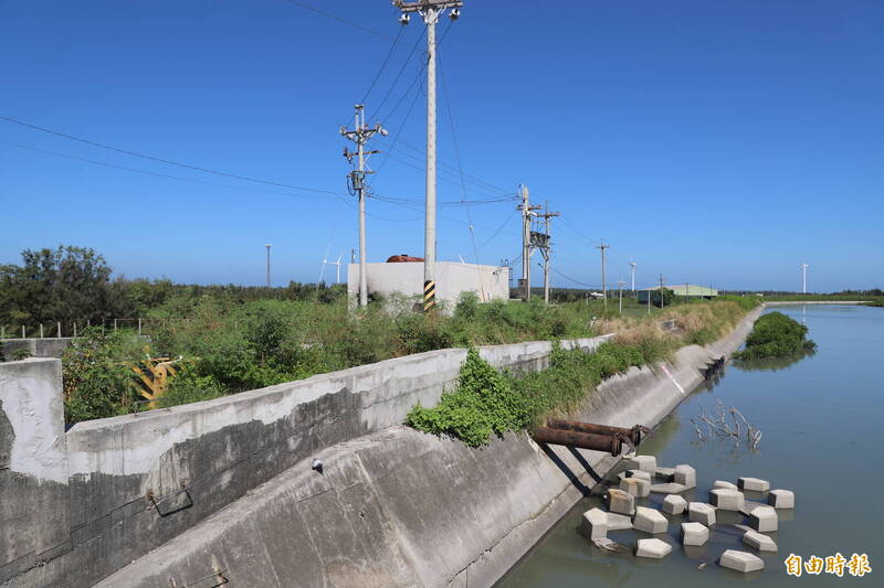 舊虎尾溪溪水暴漲,四湖林厝、林東村內水排不出去即傳出淹水,治理工程將設置滯洪池、抽水機平台將2村排水分流,紓解當地水患問題。(記者黃淑莉攝) 舊虎尾溪溪水暴漲,四湖林厝、林東村內水排不出去即傳出淹水,治理工程將設置滯洪池、抽水機平台將2村排水分流,紓解當地水患問題。(記者黃淑莉攝)