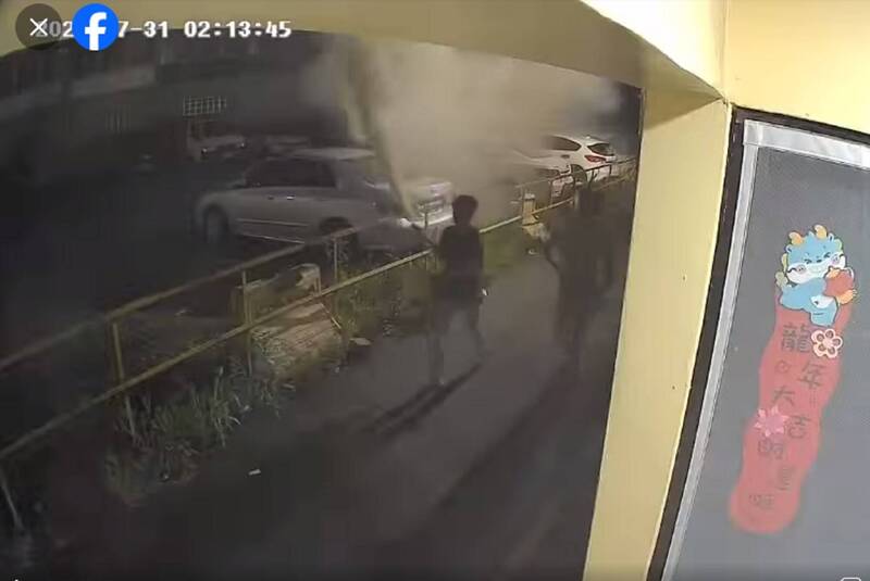 網友PO出影片,少年拿著滅火器邊跑邊對停車場停放車輛噴灑白色泡沫,現場頓時一片霧茫茫。(擷取自爆料公社) 網友PO出影片,少年拿著滅火器邊跑邊對停車場停放車輛噴灑白色泡沫,現場頓時一片霧茫茫。(擷取自爆料公社)