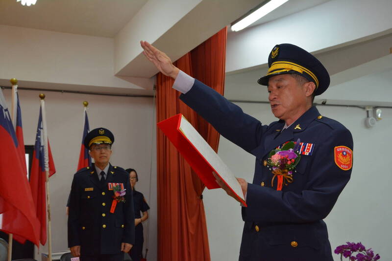 新任大湖警分局長黃文智（右）宣誓就職。（圖由警方提供）