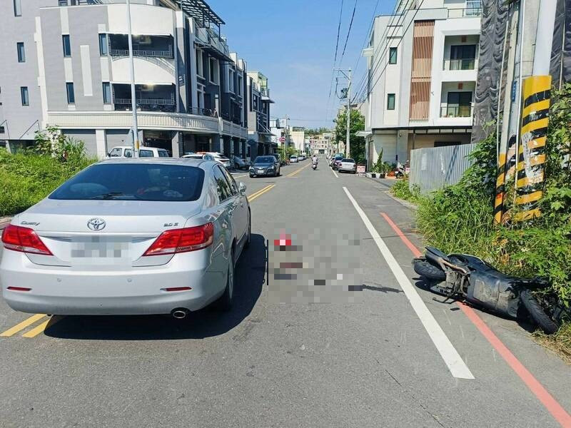 花壇鄉學府路一處巷口今天下午發生機車與轎車碰撞車禍。（警方提供）