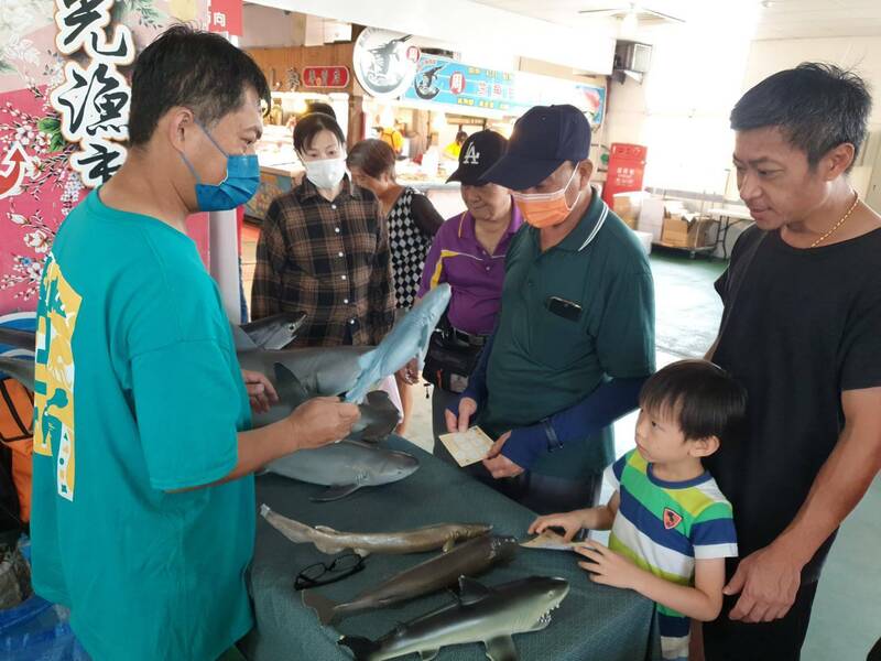 永安漁港觀光漁市去年食魚教育活動，擺設各式魚類模型。（中壢區漁會提供）