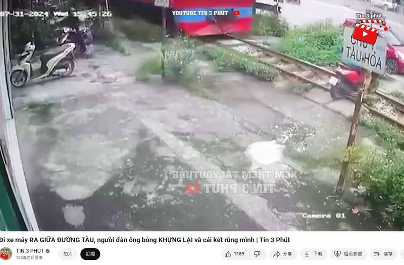 1名男子騎機車穿越平交道時,因不明突然暫停在鐵軌上,不料下秒即刻遭迎面駛來火車撞上,連人帶車被拖行約100公尺,當場慘死。(圖擷自「TIN 3 PHÚT」YouTube頻道) 1名男子騎機車穿越平交道時,因不明突然暫停在鐵軌上,不料下秒即刻遭迎面駛來火車撞上,連人帶車被拖行約100公尺,當場慘死。(圖擷自「TIN 3 PHÚT」YouTube頻道)
