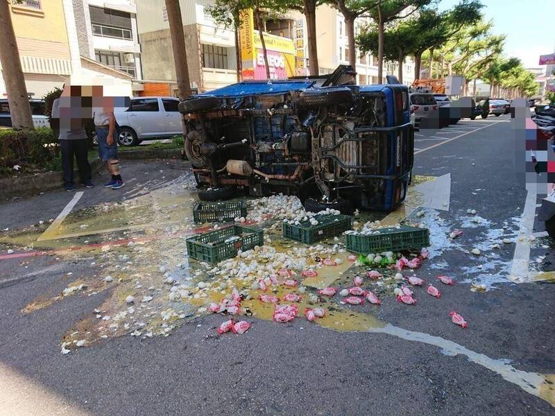 運蛋小貨車車禍翻覆，蛋液流滿地。（圖由警方提供）