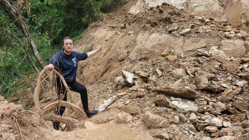 颱風造成觀音山登山步道40餘處邊坡土石崩塌，高雄市觀光局長高閔琳前往勘查。（觀光局提供）