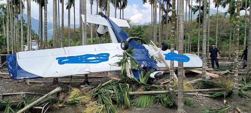 輕航機迫降撞進檳榔園。（屏東縣消防局提供）