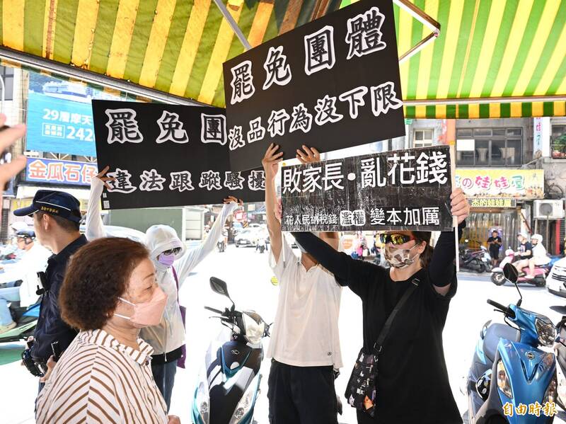 國民黨主席朱立倫当天走訪基隆仁愛市場，力挺基隆市長謝國樑，不少挺樑、拆樑團體互舉牌對槓。（記者陳逸寬攝）