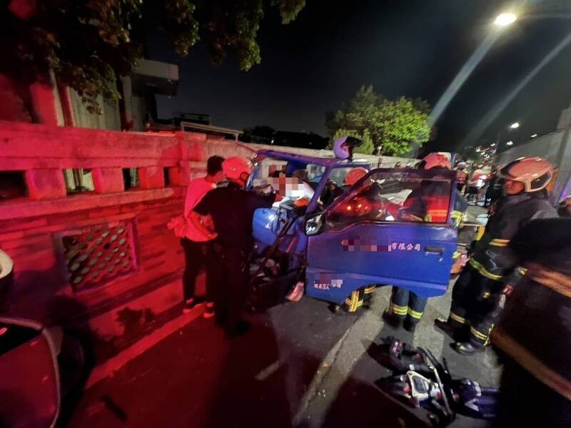 遶境小貨車在社子島島頭公園撞上圍牆，後車斗6男2女摔傷。（記者劉慶侯翻攝）