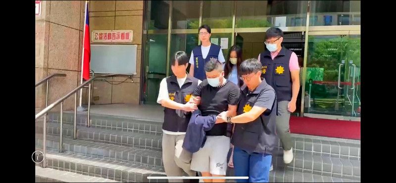 警方將四海幫海青堂分子夏維倫及其陳姓女友移送檢方偵辦。（記者邱俊福翻攝）