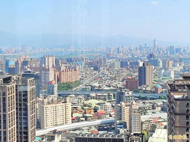 
Commercial and residential buildings in New Taipei City are pictured in an undated photograph.
Photo: Lai Hsiao-tung, Taipei Times