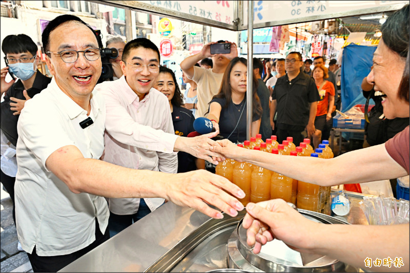 國民黨主席朱立倫昨日到基隆挺基隆市長謝國樑，兩人並走訪仁愛市場推廣基隆美食。 （記者陳逸寬攝）