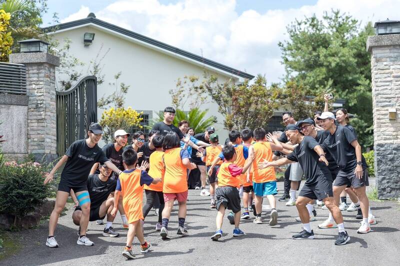 2024年「長榮航空幼苗計畫-校園深耕巡迴」由專業教練帶阿尼色弗兒童之家南投家園學生練跑。（長榮航空提供）