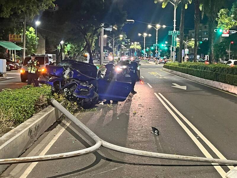 高雄一對涂姓兄妹鬼月駕車要去寺廟拜拜，擦撞車輛後，衝上安全島，還撞趴路燈桿，命大僅皮受傷。（讀者提供）