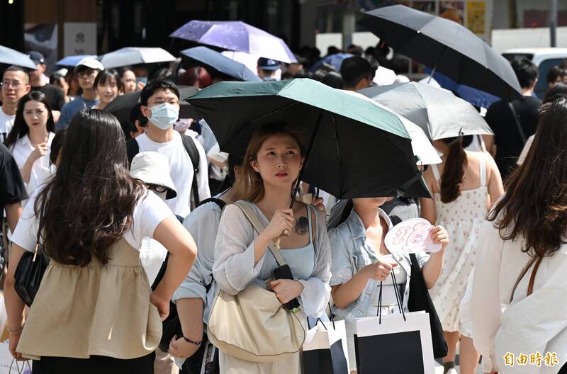 今、明（4、5日）兩天晴朗炎熱，仍需慎防38度左右的極端高溫，要注意防曬、防中暑。（資料照）