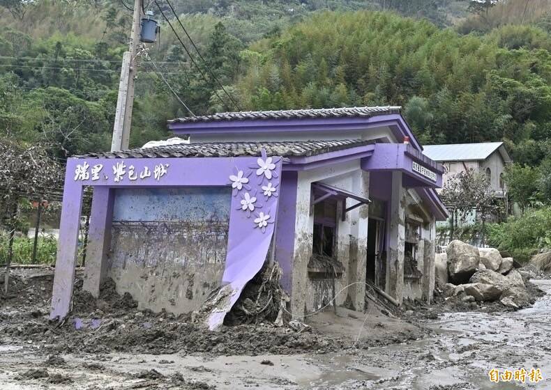 嘉義縣梅山鄉瑞里紫色山城入口意象遭土石流襲擊毀損。（記者蔡宗勳攝）