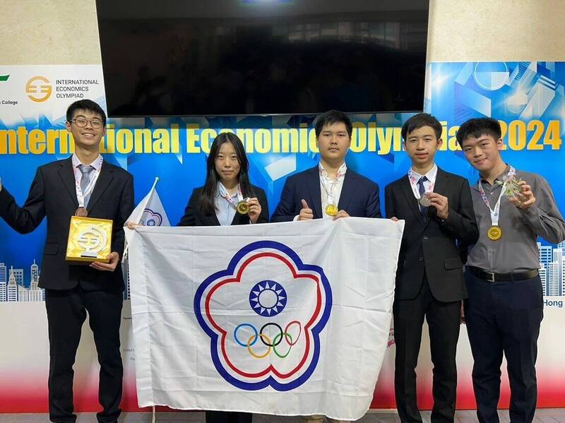 國際經濟學奧林匹亞競賽傳回捷報,我國學生共拿下3金1銀1銅佳蹟,國際總排名第2名。(圖由台灣經濟學奧林匹亞競賽組織提供) 國際經濟學奧林匹亞競賽傳回捷報,我國學生共拿下3金1銀1銅佳蹟,國際總排名第2名。(圖由台灣經濟學奧林匹亞競賽組織提供)