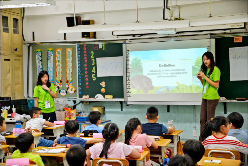 政府「海外青年英語服務營」，長年由救國團承辦，引發爭議。圖為去年海青營活動，志工教授學童英文課程。（取自僑委會官網）