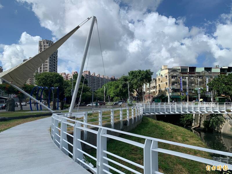 水利局完成微笑公園人行橋梁步道，以全新鋪面改造結合沿線綠帶，形成水岸休憩綠廊，成為民眾休閒好去處。（記者陳文嬋攝）