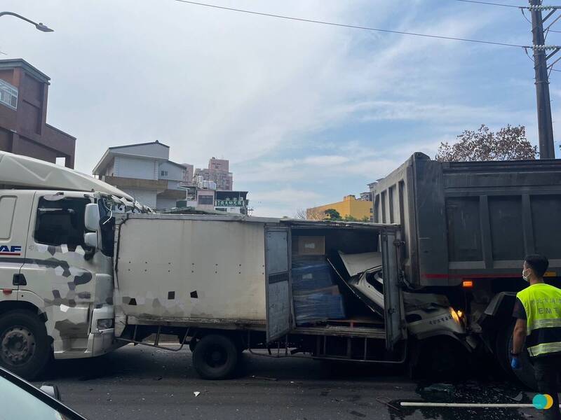 小貨車被曳引車前後夾擊，車頭嚴重潰縮。（記者徐聖倫翻攝）