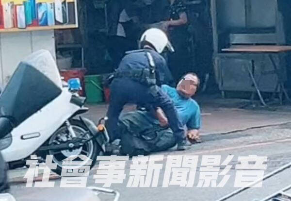 林男與警方當街發生拉扯。（擷自「社會事新聞影音」）