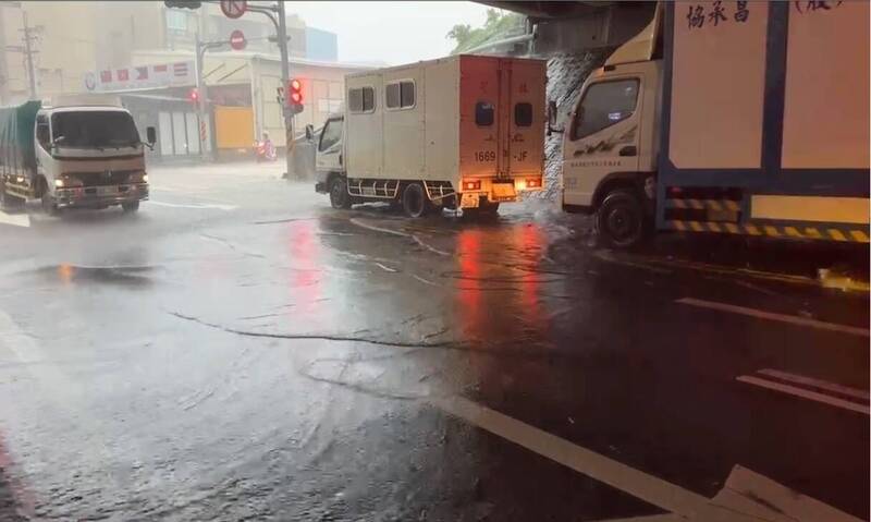 台南市永康區中正路及正強街，一度因驟降的大雷雨導致積淹水而封閉。（圖由民眾提供）