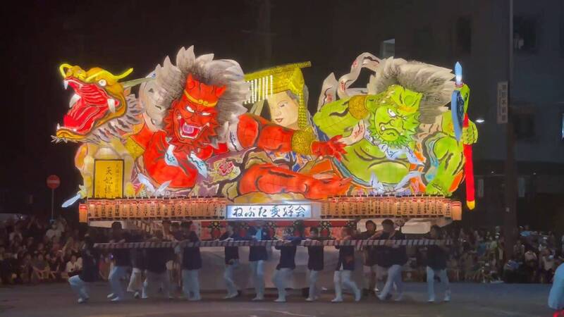 今年日本青森「睡魔祭」於2日正式開始，活動現場有一尊來自台灣民俗信仰、負責守護海洋的女神「媽祖」為主題的睡魔花燈，吸引不少觀眾注意。（讀者授權提供）